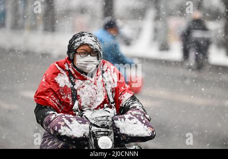 Peking, China. 18. März 2022. Ein Bürger fährt im Schnee in Peking, der Hauptstadt Chinas, 18. März 2022. Quelle: Chen Yehua/Xinhua/Alamy Live News Stockfoto