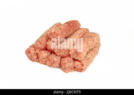 Cevapi balkan Spezialität isoliert auf weißem Hintergrund. Rohes, gehacktes Cevapcici-Fleisch. Bosnische Küche Stockfoto