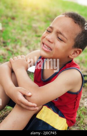 Portrait eines kleinen Jungen, der weint und Tränen auf den Wangen hat Stockfoto