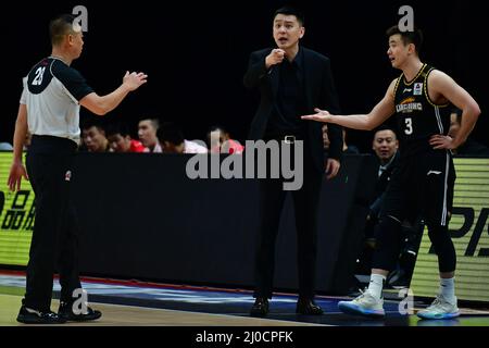 (220318) -- SHENYANG, 18. März 2022 (Xinhua) -- Yang Ming (C), Der Cheftrainer von Liaoning Flying Leopard und der Spieler Zhao Jiwei (R) kommunizieren mit dem Schiedsrichter während des 36.-Runden-Spiels zwischen Shanghai Sharks und Liaoning Flying Leopards in der Saison 2021-2022 der Liga der Chinesischen Basketballvereinigung (CBA) in Shenyang in der nordöstlichen Provinz Liaoning, 18. März 2022. (Xinhua/Wang Yijie) Stockfoto