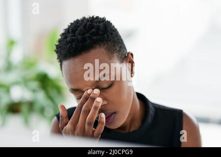 Arbeitsstress, der Kampf ist real. Aufnahme einer jungen Geschäftsfrau, die bei der Arbeit unter Stress steht. Stockfoto