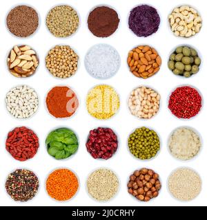 Kräuter und Gewürze Gemüse Sammlung Nüsse Quadrat isoliert von oben ausgenommen Stockfoto