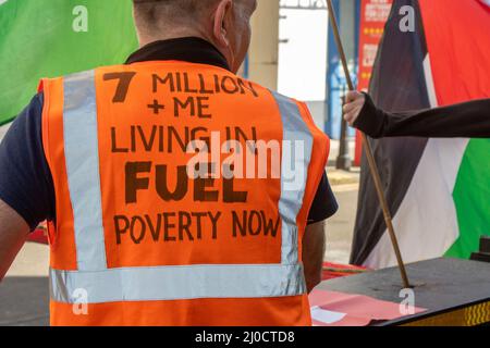 Blackpool, Großbritannien. 18. März 2022. Die Proteste von „Living in Fuel Poverty“ Kampagnen gegen regierungsfeindliche Gruppen in Blackpool, Lancashire. 18. März 2022; Boris Johnson wird zur Frühjahrstagung der Konservativen Partei nach Blackpool Winter Gardens zurückkehren. Die Ankunft der Delegierten für zwei Tage mit Reden und Debatten wird die wichtigste Veranstaltung in dem neuen Komplex seit der Renovierung sein. Kredit: ZarkePix/Alamy Live Nachrichten Stockfoto