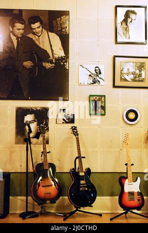 In den Sun Studios in Memphis, Tennessee, stehen Gitarren voller berühmter Musiker an der Wand Stockfoto