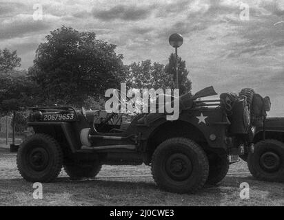 Nahaufnahme eines typischen Oldtimer-Geländewagens der Armee Jeep Willys in Graustufen Stockfoto