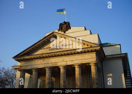 Detmold Theater in Detmold, Deutschland mit der ukrainischen Flagge auf der Oberseite Stockfoto