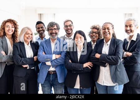 Geschäftsteam aus Menschen verschiedener Rassen, die während des Meetings vor der Kamera stehen Stockfoto
