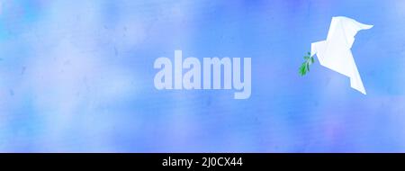 Eine weiße Taube mit einem Olivenzweig. Symbol für den Weltfrieden. Blauer Himmel Hintergrund. Digitale Kunst. Ort für Text oder Slogan. Stockfoto