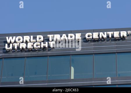 Utrecht, Niederlande - 3. März 2022: Logo des Welthandelszentrums auf der Fassade des Gebäudes Stockfoto