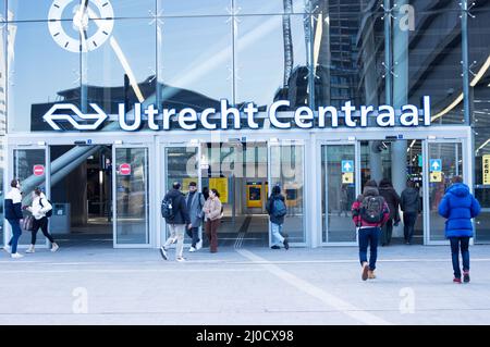 Utrecht, Niederlande - 3. März 2022: Haupteingang des Hauptbahnhofs Utrecht mit Menschen Stockfoto