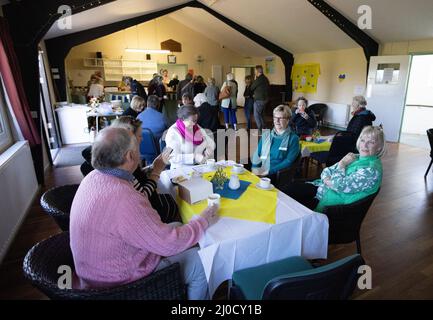 Ukraine hilft Großbritannien für den Ukraine-Krieg 2022; Charity Kaffee Morgen Fundraising für die Ukraine Flüchtlingshilfe, Stetchworth Village Hall, Cambridgeshire UK Stockfoto