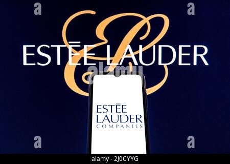 In dieser Abbildung ist das Logo von Estee Lauder Companies Inc. Auf einem Smartphone mit dem Logo von Estee Lauder Companies Inc. Im Hintergrund zu sehen. Stockfoto