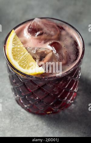 Alkoholischer Kalimotxo Rotwein und Cola mit Zitronenarnish Stockfoto