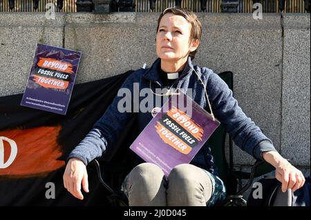 18.. März 2022. London, Großbritannien. Reverand Vanessa Aston nahm an den christlichen Klimaaktionen „Beyond Fossil Fuels Together“ Teil, die vor dem Parlamentsgebäude, dem Parliament Square und Westminster abhielten. Kredit: michael melia/Alamy Live Nachrichten Stockfoto