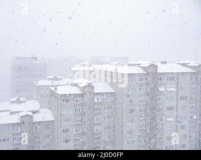 Luftaufnahme von Wohngebäuden an einem kalten, verschneiten Tag in Istanbul Stockfoto