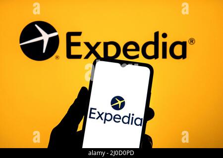 Spanien. 11. März 2022. In dieser Abbildung ist das Expedia-Logo auf einem Smartphone mit Expedia-Logo im Hintergrund zu sehen. (Foto von Thiago Prudencio/SOPA Images/Sipa USA) Quelle: SIPA USA/Alamy Live News Stockfoto
