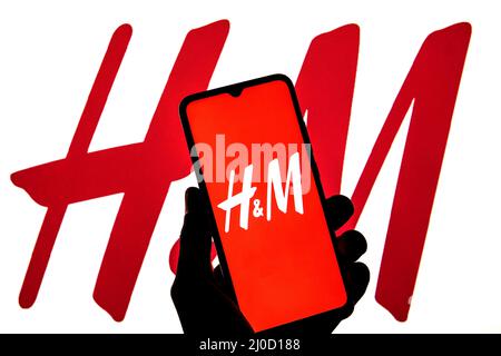 Spanien. 11. März 2022. In dieser Abbildung ist das H&M-Logo auf einem Smartphone mit dem H&M-Logo im Hintergrund zu sehen. (Bild: © Thiago Prudencio/SOPA Images via ZUMA Press Wire) Stockfoto