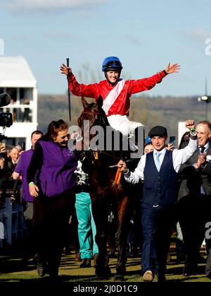 Der Jockey Rachael Blackmore feiert auf Einer Plus Tard nach dem Gewinn des Boodles Cheltenham Gold Cup Chase am vierten Tag des Cheltenham Festivals auf der Cheltenham Rennbahn. Bilddatum: Freitag, 18. März 2022. Stockfoto