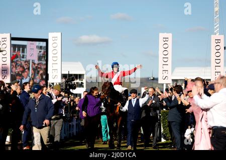 Der Jockey Rachael Blackmore feiert auf Einer Plus Tard nach dem Gewinn des Boodles Cheltenham Gold Cup Chase am vierten Tag des Cheltenham Festivals auf der Cheltenham Rennbahn. Bilddatum: Freitag, 18. März 2022. Stockfoto