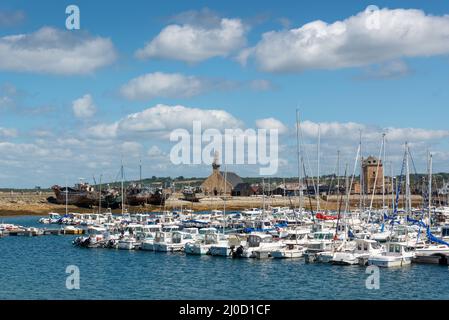 Boote im Hafen von Camaret auf der Halbinsel Crozon, Finistere, Bretagne Frankreich Stockfoto