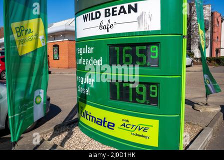 Steigende Heizöl-Preise aufgrund der Situation in der Ukraine. Die Kraftstoffpreise an einer BP-Tankstelle. Hohe Diesel- und bleifreie Kraftstoffkosten auf Digitalschild Stockfoto