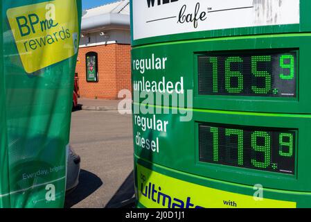 Steigende Heizöl-Preise aufgrund der Situation in der Ukraine. Die Kraftstoffpreise an einer BP-Tankstelle. Hohe Diesel- und bleifreie Kraftstoffkosten auf Digitalschild Stockfoto