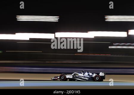Sakhir, Bahrain. 18. März 2022. Pierre Gasly (FRA) AlphaTauri AT03. Großer Preis von Bahrain, Freitag, 18.. März 2022. Sakhir, Bahrain. Quelle: James Moy/Alamy Live News Stockfoto