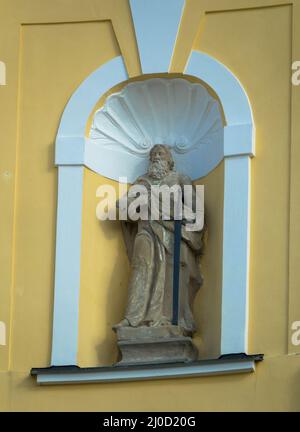 Statuen an der Außenseite der ehemaligen Klosterkirche und der heutigen Basilika St. Michael in Mondsee, Salzkammergut, Oberösterreich Stockfoto