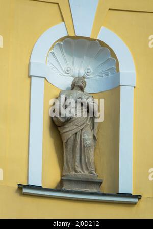 Statuen an der Außenseite der ehemaligen Klosterkirche und der heutigen Basilika St. Michael in Mondsee, Salzkammergut, Oberösterreich Stockfoto