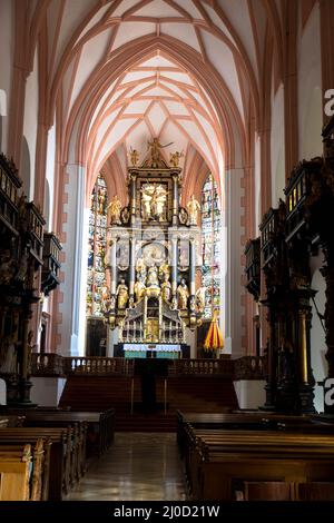 Blick auf das Innere der Basilika St. Michael. Ein schöner verzierten Altar, die Wände sind mit Fresken und Heiligenbildern, Bänken geschmückt. Mond Stockfoto