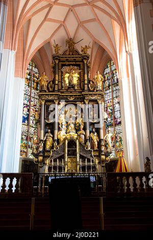 Blick auf das Innere der Basilika St. Michael. Ein schöner verzierten Altar, die Wände sind mit Fresken und Heiligenbildern, Bänken geschmückt. Mond Stockfoto