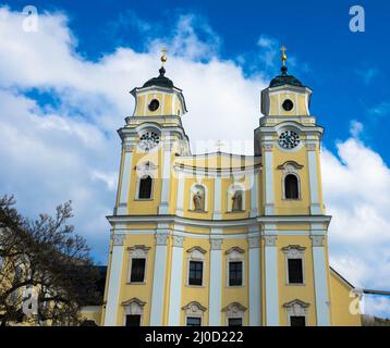 Die ehemalige Klosterkirche und die heutige Basilika St. Michael in Mondsee, Salzkammergut, Oberösterreich Stockfoto