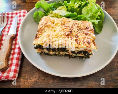 Lasagne aus Lachs und Spinat auf einem Teller Stockfoto