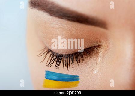 Krisenkonzept der Ukraine. Auge, weinend mit einer Träne, die ihre Wange hinunterlief Stockfoto
