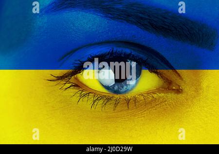 Frauengesicht in der ukraine-Flagge Farben. Ukraine Flagge über weiblichem Gesicht gemalt Stockfoto