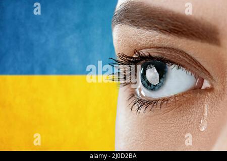Krisenkonzept der Ukraine. Auge, weinend mit einer Träne, die ihre Wange hinunterlief Stockfoto
