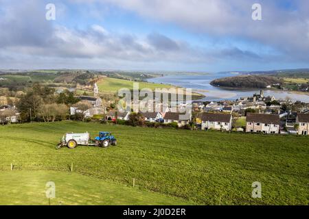 Timoleague, West Cork, Irland. 18. März 2022. Der West-Cork-Bauer John Michael Foley verbreitet auf seiner Farm in Timoleague unter bewölktem Himmel Schlamm, vor dem Hintergrund von Courtmacsherry. Met Éireann hat für den Rest des Tages Sonnenschein prognostiziert. Quelle: AG News/Alamy Live News Stockfoto