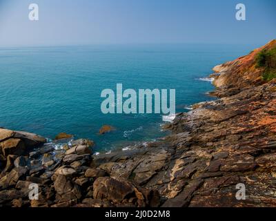 Wunderschöne Landschaft des Arabischen Meeres entlang der Klippe im Stadtteil Sindhudurg Stockfoto