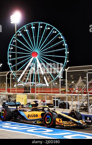 Sakhir, Bahrain. 18. März 2022. Daniel Ricciardo (AUS) McLaren MCL36. 18.03.2022. Kredit: XPB Images Ltd/Alamy Live News Stockfoto