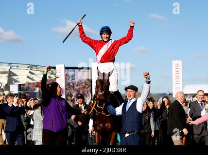 Der Jockey Rachael Blackmore feiert auf Einer Plus Tard nach dem Gewinn des Boodles Cheltenham Gold Cup Chase am vierten Tag des Cheltenham Festivals auf der Cheltenham Rennbahn. Bilddatum: Freitag, 18. März 2022. Stockfoto