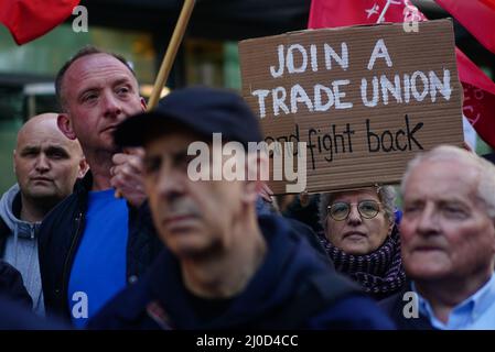 Demonstranten vor dem DP World HQ in Victoria, London, nachdem 800 Seeleute sofortige Abfertigungen erhalten hatten. Bilddatum: Freitag, 18. März 2022. Stockfoto