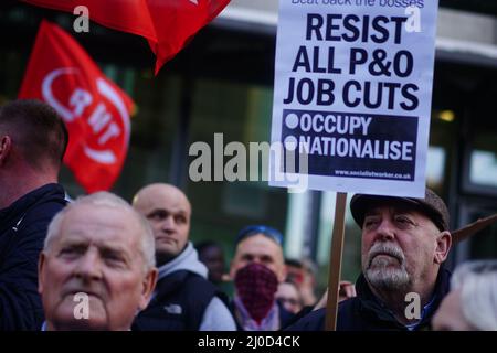 Demonstranten vor dem DP World HQ in Victoria, London, nachdem 800 Seeleute sofortige Abfertigungen erhalten hatten. Bilddatum: Freitag, 18. März 2022. Stockfoto