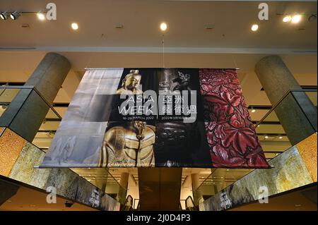 New York, USA. 18. März 2022. Lobby Signage bei Sotheby's während ihrer „Asia Week New York Auctions“-Vorschau, die 4000 Jahre visuelle Geschichte Chinas darstellt, New York, NY, 18. März 2022. (Foto von Anthony Behar/Sipa USA) Quelle: SIPA USA/Alamy Live News Stockfoto