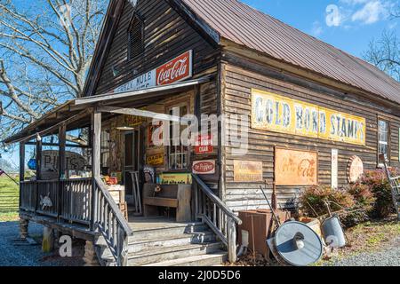 Crazy Mule Antiques, befindet sich in einem allgemeinen Geschäftsgebäude aus dem Jahr 1909 in Lula, Georgia, am Fuße der Blue Ridge Mountains. (USA) Stockfoto