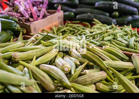 Frische Okra und andere landwirtschaftliche Produkte in Georgien auf dem Jaemor Farm Market in Alto, Georgia. (USA) Stockfoto