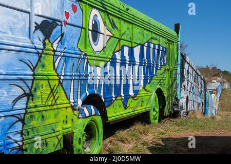 School Bus Graveyard, eine Attraktion am Straßenrand in Alto, Georgia. (USA) Stockfoto