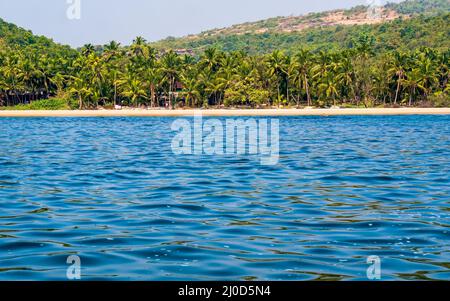 Wunderschöne Landschaft des Indischen Ozeans mit Kokospalmen im Stadtteil Sindhudurg Stockfoto