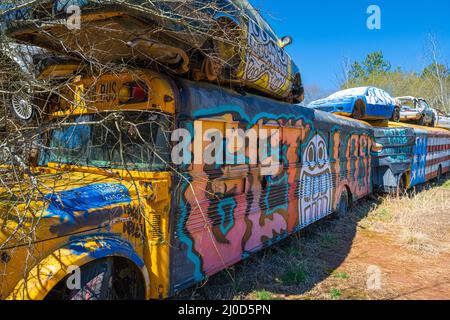 School Bus Graveyard, eine Attraktion am Straßenrand in Alto, Georgia. (USA) Stockfoto