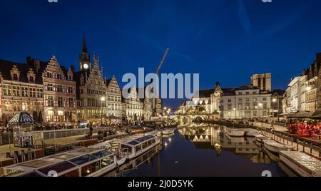 Graslei - St. Michael's Church - Gent Belgien - Gent Belgien - Korenlei Stockfoto