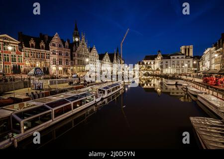 Graslei - St. Michael's Church - Gent Belgien - Gent Belgien - Korenlei Stockfoto